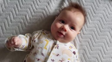 yatakta bebek çocuk