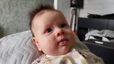 Bebek yatakta yatıyor.