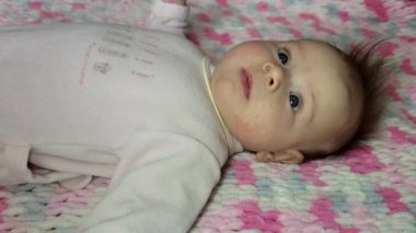 Bebeğim yatakta yatıyor.