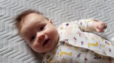 Kanepede yatan şirin bebek