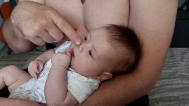 Bebek babasının kaşığıyla besleniyor..