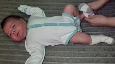 Sevimli erkek bebek yatakta yatıyor.