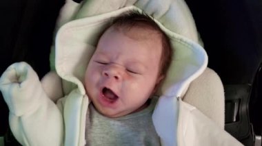 Arabada yeni doğmuş bir bebek