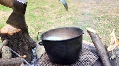 Kazanda ateşte yemek pişirmek..