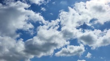 Mavi gökyüzü ve beyaz bulutlar