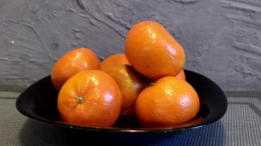 portakal ve mandalina masada.