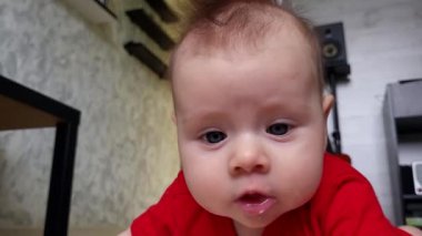 mavi gözlü bebek portresi