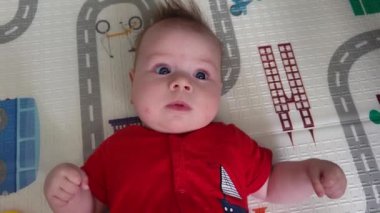 Kırmızı gözlü, tatlı bir erkek bebek.