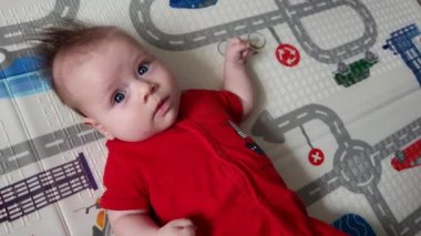 oyuncakla oynamak sevimli bebek