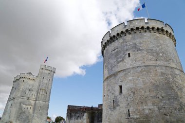 La Rochelle limanında iki ortaçağ kulesi, Fransa