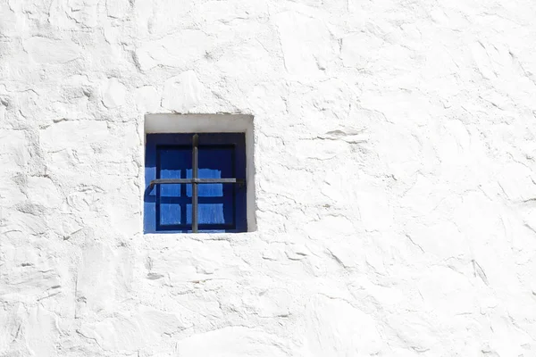Küçük Mavi Pencereli Beyaz Duvar — Stok fotoğraf
