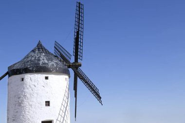 Consuegra (İspanya) kasabasındaki eski yel değirmeni.