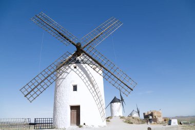 Consuegra (İspanya) şehrinde antik yel değirmenleri)