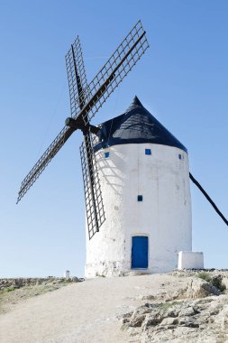 Consuegra (İspanya) şehrinde antik yel değirmenleri)