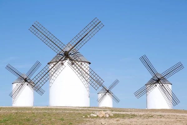 カンポ クリッターナ スペインにいくつかの風車 — ストック写真