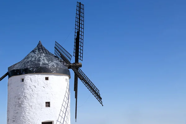 コピースペースを持つConsuegra スペイン の町の古代の風車 — ストック写真
