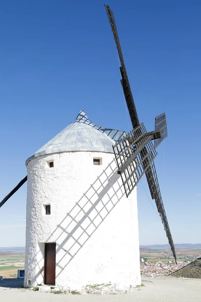 コンスエグラの町の古代の風車 スペイン — ストック写真