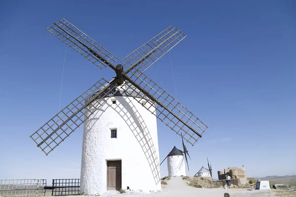 コンスエグラの町の古代の風車 スペイン — ストック写真