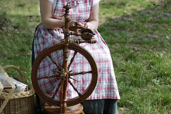 Young Woman Using Spinning Wheel — Stock Photo, Image