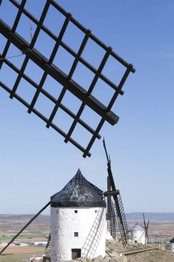 Consuegra (İspanya) şehrinde antik yel değirmenleri)
