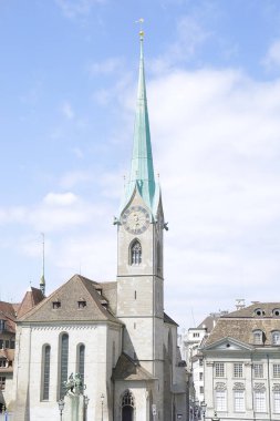 İsviçre 'nin ünlü Fraumnster Kilisesi ile tarihi şehir merkezi manzarası