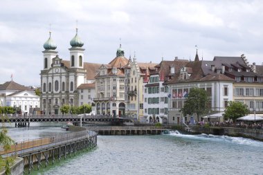 Cizvit Kilisesi (Cizvit Kilisesi) Reuss Nehri üzerinde, Lucerne, İsviçre.