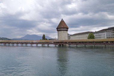 İsviçre 'nin tarihi kenti Lucerne' deki Reuss nehri üzerindeki Chapel Köprüsü ve Wasserturm (su kulesi) manzarası