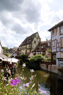 Petite Venice, su kanalı ve Fransa 'nın Colmar şehrinde bulunan geleneksel yarı keresteli evler.