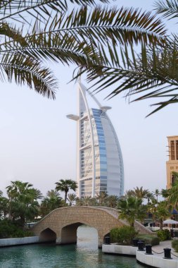 Dubai, BAE - 8 Eylül 2023: Souk Madinat Jumeirah ve Burj al Arab 'ın dışı