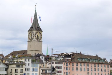 Limmat nehri üzerinde ünlü Aziz Peter ile tarihi şehir merkezi manzarası. Zürih, İsviçre.