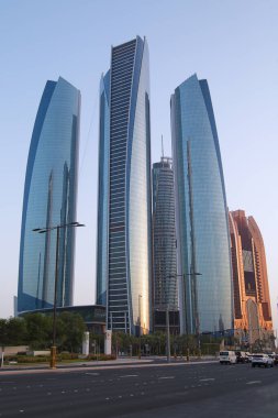 Abu Dabi, BAE - 6 Eylül 2023: Abu Dabi şehir merkezindeki Etihad Kuleleri