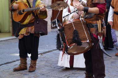 Ortaçağ müzisyenleri çeşitli enstrümanlar çalıyorlar