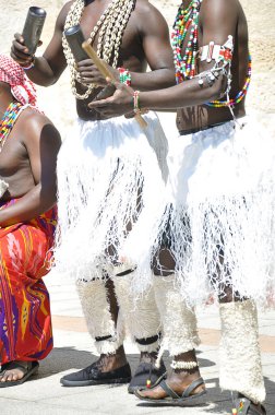 Müzisyenler Kenya, Afrika 'nın geleneksel halk kostümlerinden birini giyiyorlar.