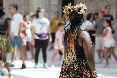 Kenya, Afrika 'dan geleneksel halk kostümlerinden birini giyen bir kadın.