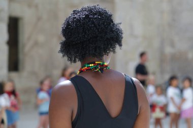 Kenya, Afrika 'dan geleneksel halk kostümlerinden birini giyen bir kadın.