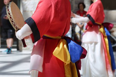 Dansçılar dans eder ve Güney Kore 'nin geleneksel halk kostümlerinden birini giyerler.