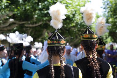 Dansçılar Kazakistan Cumhuriyeti 'nin geleneksel halk kostümlerinden birini giyiyorlar.