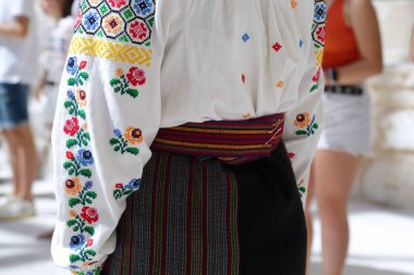 Dansçı Romanya 'nın geleneksel halk kostümlerinden birini giyiyor