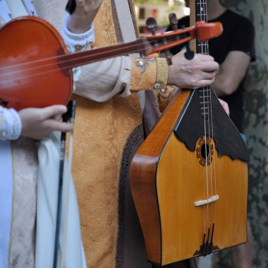 Müzisyenler Kazakistan Cumhuriyeti 'nin geleneksel halk kostümlerinden birini giyiyor.
