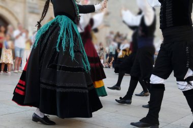 Dans eden ve Galiçya 'nın geleneksel halk kostümlerinden birini giyen dansçılar (İspanya))