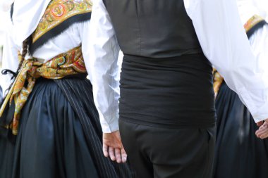 Galiçya 'nın geleneksel halk kostümlerinden birini giyen dansçılar (İspanya)