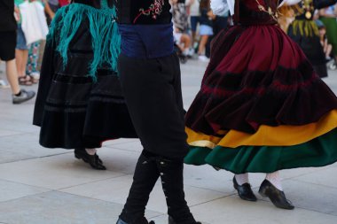 Dans eden ve Galiçya 'nın geleneksel halk kostümlerinden birini giyen dansçılar (İspanya))
