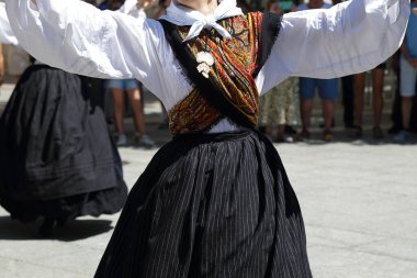 Dans eden ve Galiçya 'nın geleneksel halk kostümlerinden birini giyen dansçılar (İspanya))
