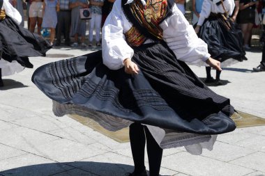 Dans eden ve Galiçya 'nın geleneksel halk kostümlerinden birini giyen dansçılar (İspanya))