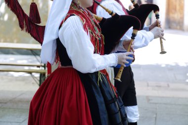 Dans eden ve Galiçya 'nın geleneksel halk kostümlerinden birini giyen dansçılar (İspanya))