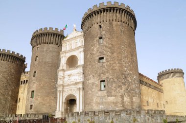 Napoli şehir merkezindeki Ortaçağ kalesi Nuovo (Yeni Kale)