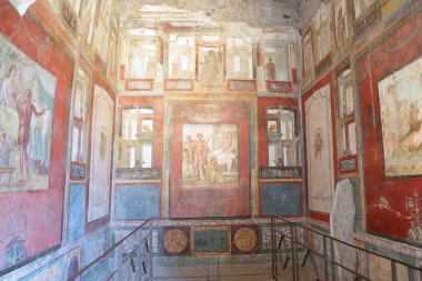 Pompeii, Campania, İtalya 'daki Roma villasında görkemli dekore edilmiş bir oda.,