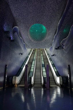 NAPLES, ITALY - 1 Temmuz 2024 Napoli şehir merkezindeki Toledo metro istasyonunun modern tasarımı