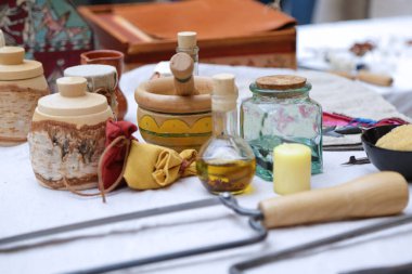 Parfüm yapmak için farklı merhem ve özü olan bir masa.