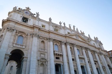 Vatikan 'daki Aziz Peter Bazilikası' nın alçak açılı görüntüsü
